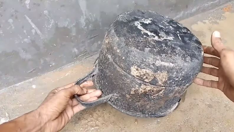 Tanpa sitrun atau baking soda, ini cara ampuh lunturkan kerak di panci cuma tambah 1 bahan dapur