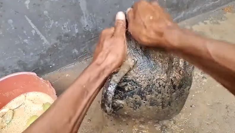 Tanpa sitrun atau baking soda, ini cara ampuh lunturkan kerak di panci cuma tambah 1 bahan dapur