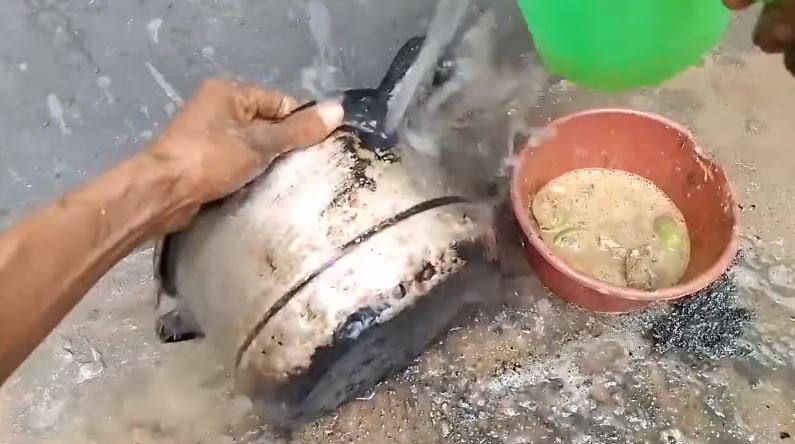 Tanpa sitrun atau baking soda, ini cara ampuh lunturkan kerak di panci cuma tambah 1 bahan dapur