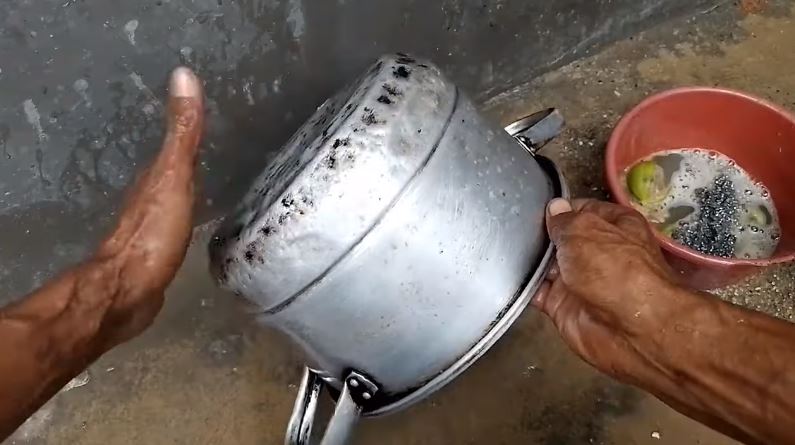 Tanpa sitrun atau baking soda, ini cara ampuh lunturkan kerak di panci cuma tambah 1 bahan dapur
