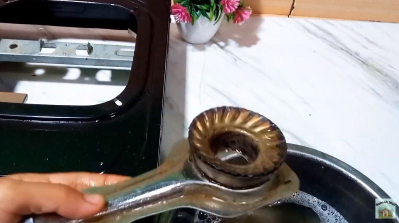 Cuma modal 2 bahan dapur, ini trik mudah bersihkan kerak di kompor agar kinclong lagi