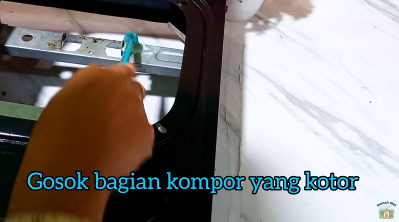 Cuma modal 2 bahan dapur, ini trik mudah bersihkan kerak di kompor agar kinclong lagi