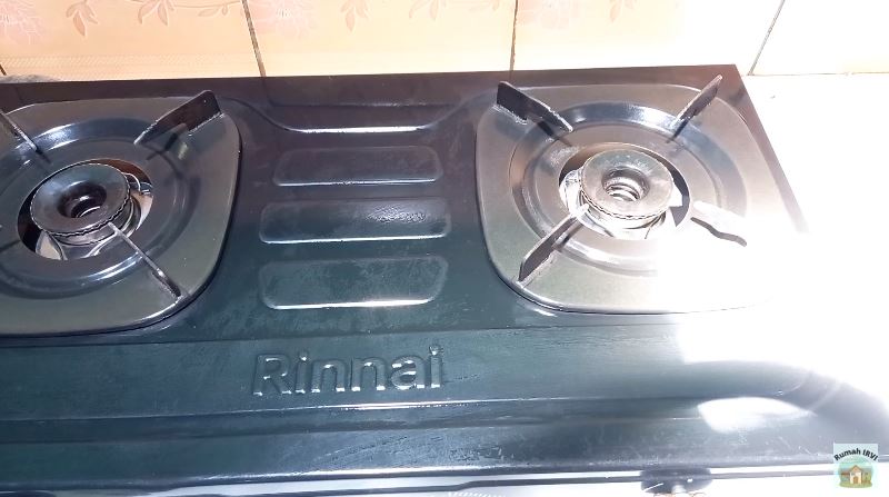 Cuma modal 2 bahan dapur, ini trik mudah bersihkan kerak di kompor agar kinclong lagi