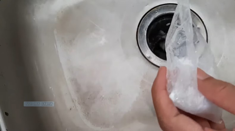 Tanpa baking soda dan cuka, ini trik atasi wastafel mampet pakai 2 bahan sederhana