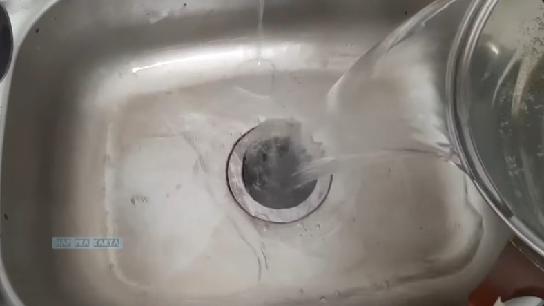 Tanpa baking soda dan cuka, ini trik atasi wastafel mampet pakai 2 bahan sederhana