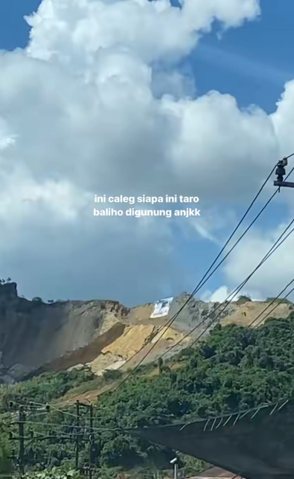 spanduk caleg atas bukit © TikTok spanduk caleg atas bukit © TikTok
