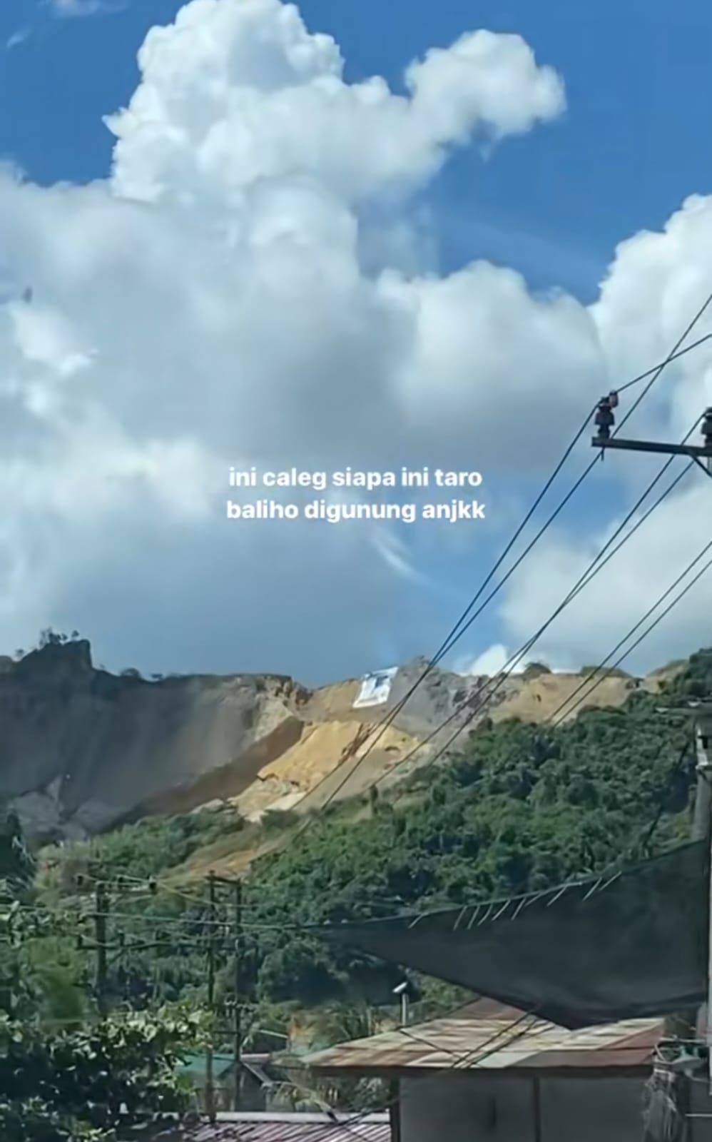 spanduk caleg atas bukit © TikTok spanduk caleg atas bukit © TikTok