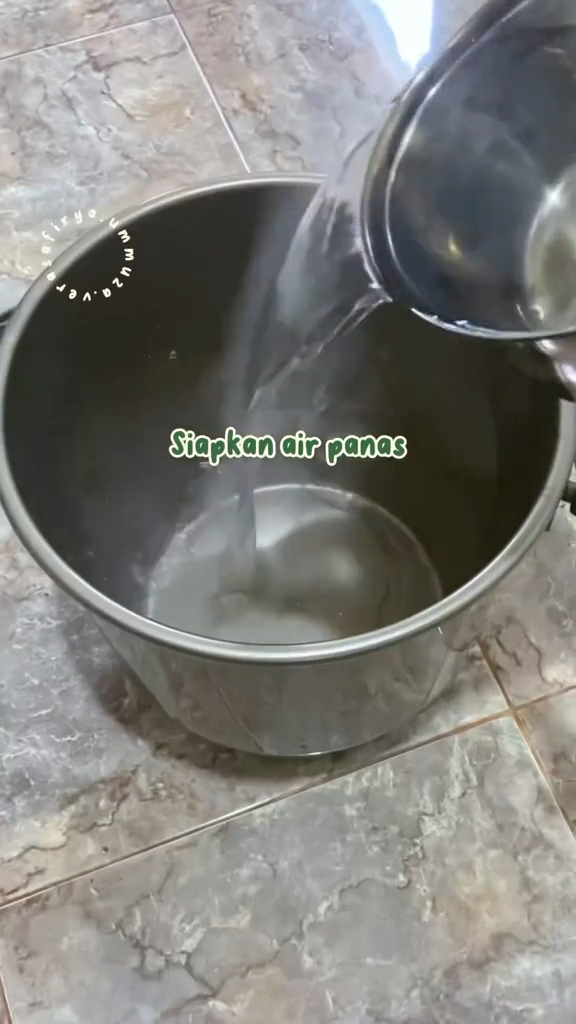 Tanpa perlu dikucek, ini cara mencuci kain pel yang hitam agar putih kembali cuma tambah 2 bahan dapur