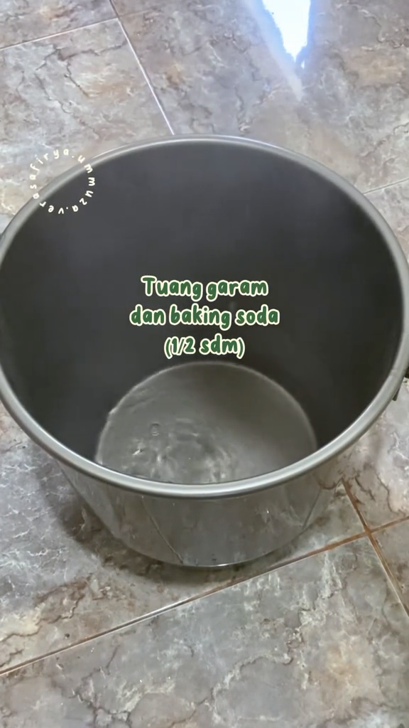 Tanpa perlu dikucek, ini cara mencuci kain pel yang hitam agar putih kembali cuma tambah 2 bahan dapur