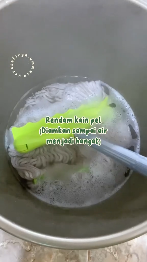 Tanpa perlu dikucek, ini cara mencuci kain pel yang hitam agar putih kembali cuma tambah 2 bahan dapur