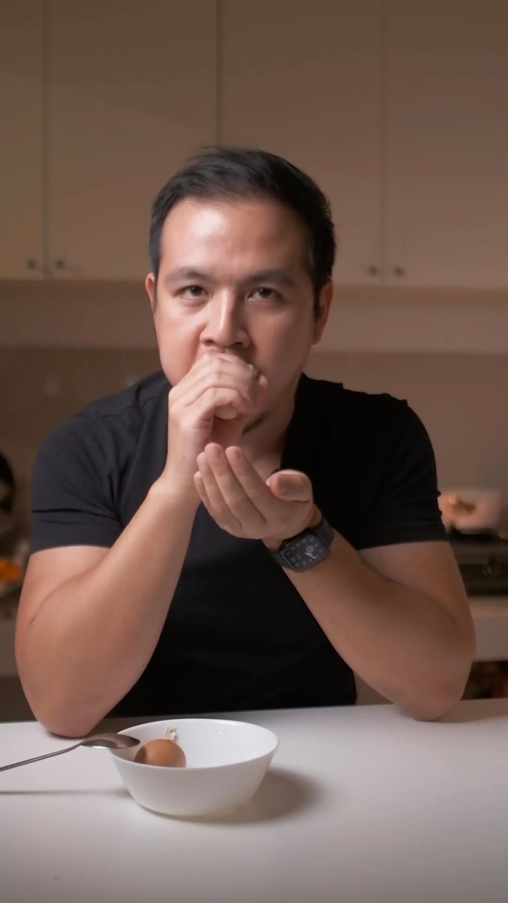 Tanpa direndam air dingin, ini trik antimainstream mengupas telur rebus agar hasilnya utuh dan mulus