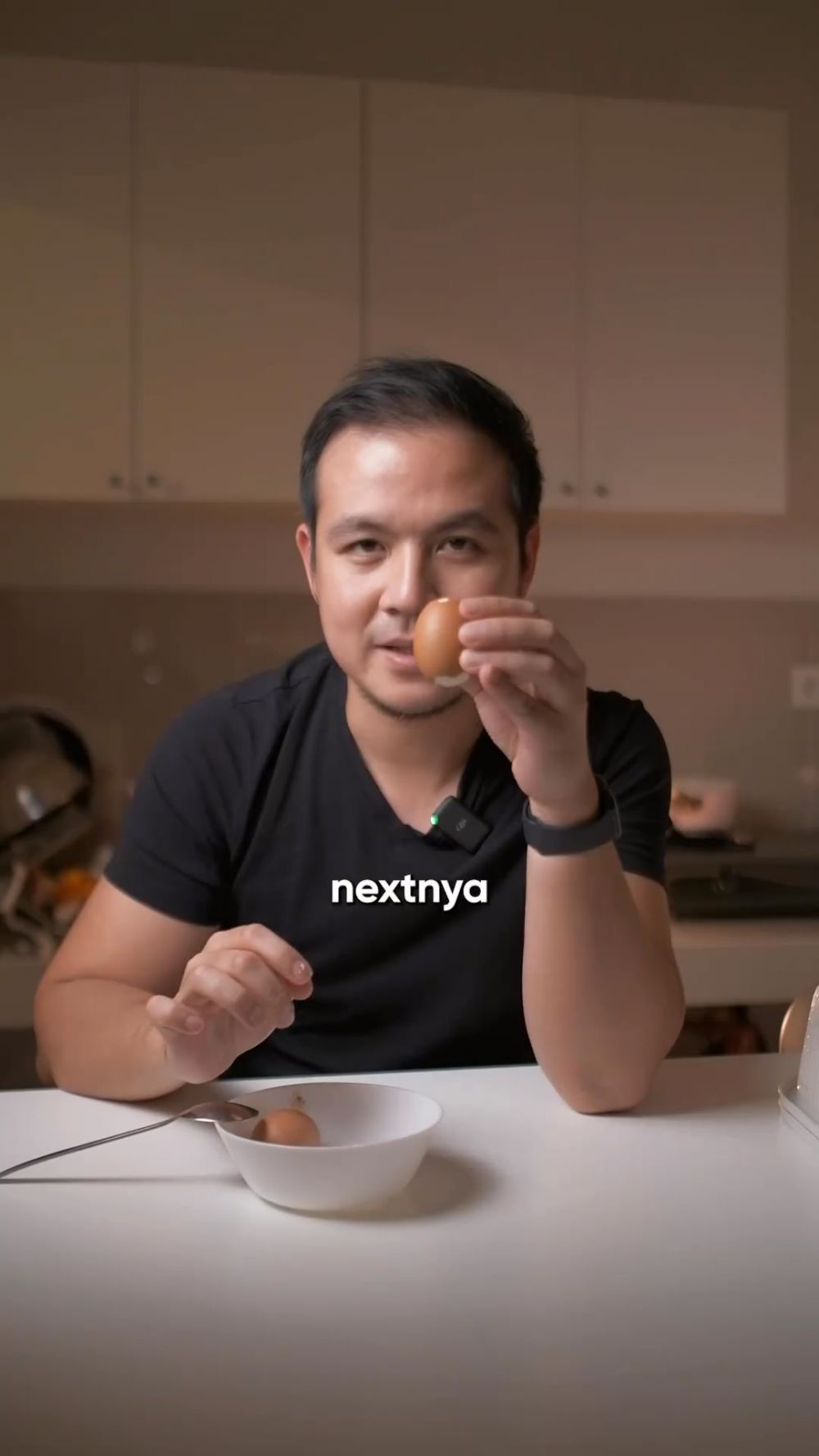 Tanpa direndam air dingin, ini trik antimainstream mengupas telur rebus agar hasilnya utuh dan mulus