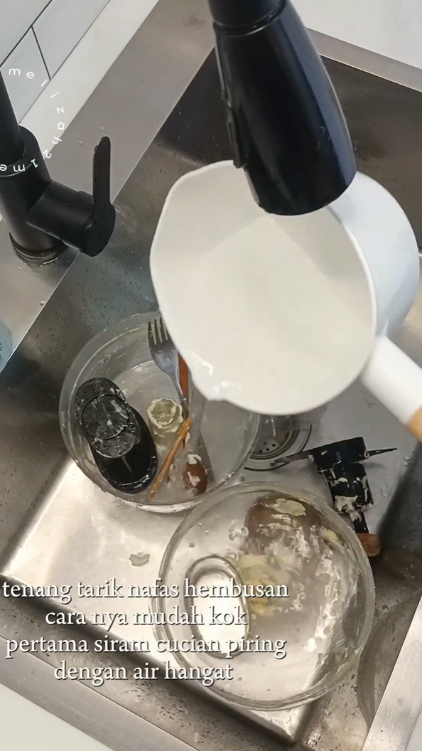 Tanpa air panas, ini trik bersihkan alat baking berminyak agar kesat lagi cuma pakai 2 bahan dapur