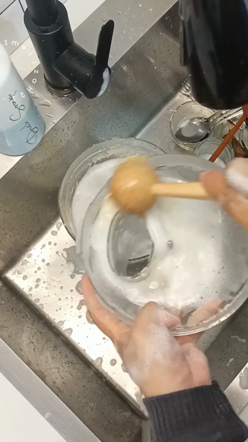 Tanpa air panas, ini trik bersihkan alat baking berminyak agar kesat lagi cuma pakai 2 bahan dapur