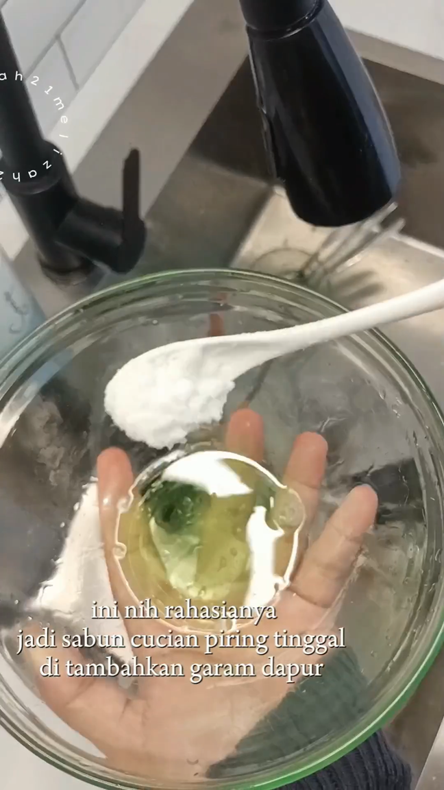 Tanpa air panas, ini trik bersihkan alat baking berminyak agar kesat lagi cuma pakai 2 bahan dapur