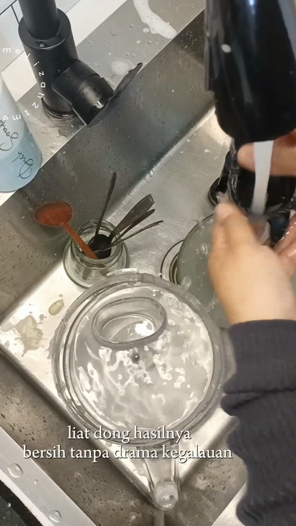 Tanpa air panas, ini trik bersihkan alat baking berminyak agar kesat lagi cuma pakai 2 bahan dapur