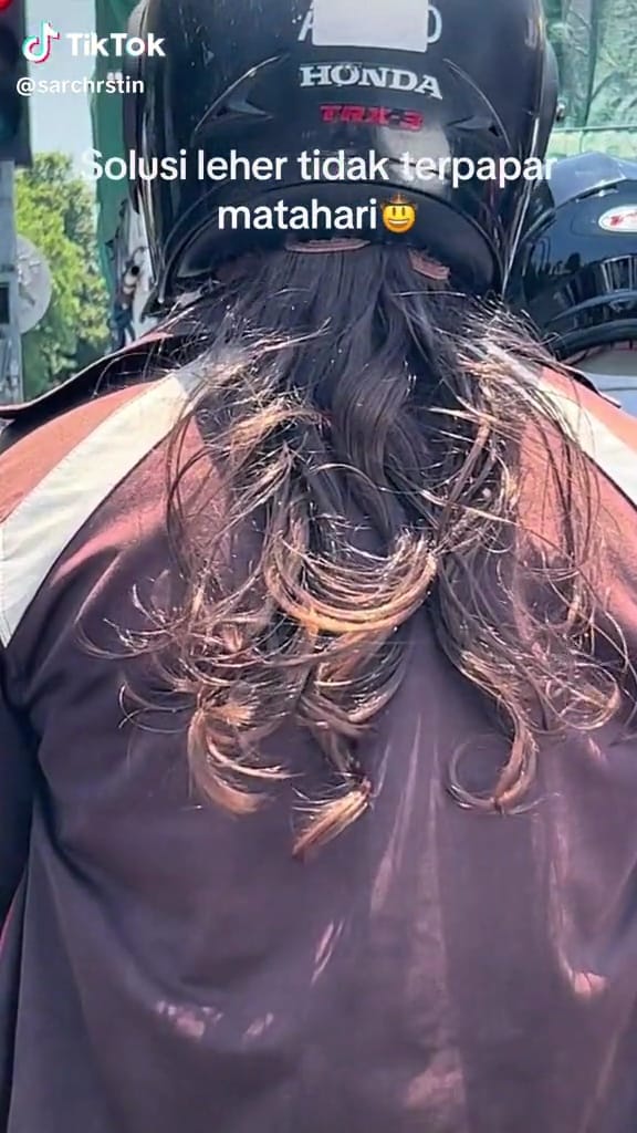 Trik leher nggak kepanasan di motor © TikTok Trik leher nggak kepanasan di motor © TikTok