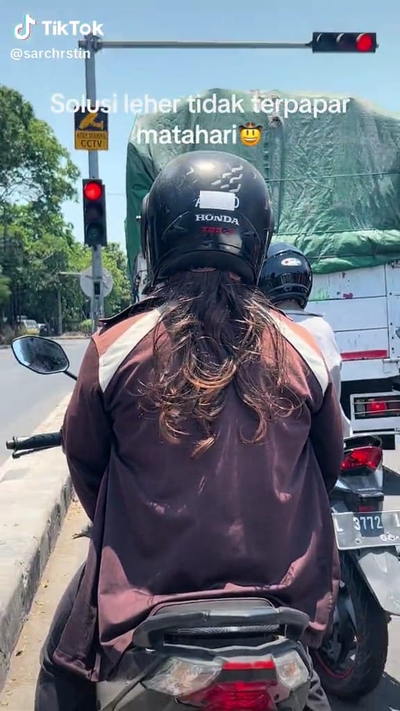 Trik leher nggak kepanasan di motor © TikTok Trik leher nggak kepanasan di motor © TikTok