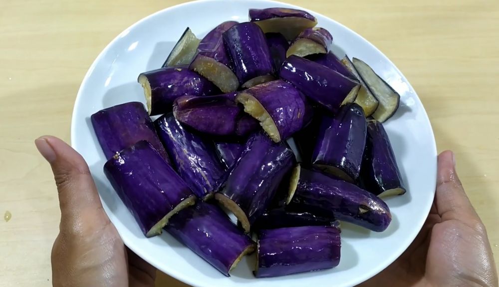 Tanpa bahan tambahan, ini trik menggoreng terong agar warnanya tetap ungu cerah