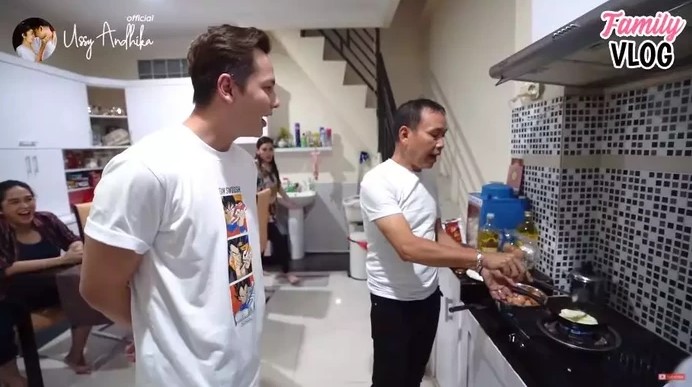 dapur Ayu Ting Ting jauh dari mewah © YouTube dapur Ayu Ting Ting jauh dari mewah © YouTube