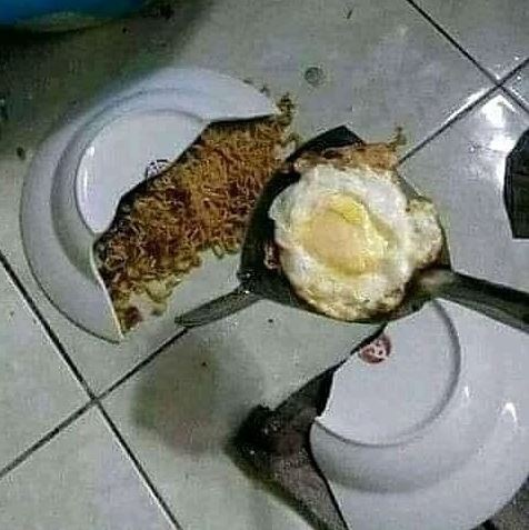 momen apes saat asyik menikmati hidangan Berbagai sumber