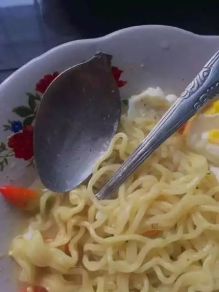 momen apes saat asyik menikmati hidangan Berbagai sumber