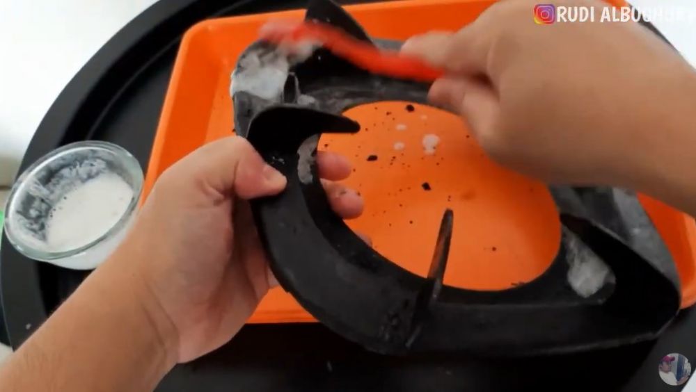 Tak usah direndam air panas, cara basmi karat dan kerak tebal di tungku kompor ini pakai 3 bahan dapur