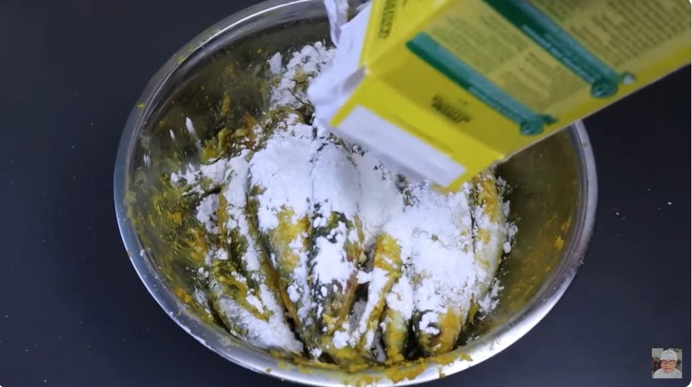 Tanpa cuka, ini trik menggoreng ikan agar lebih renyah dan minyak tak meletup pakai 1 bahan dapur