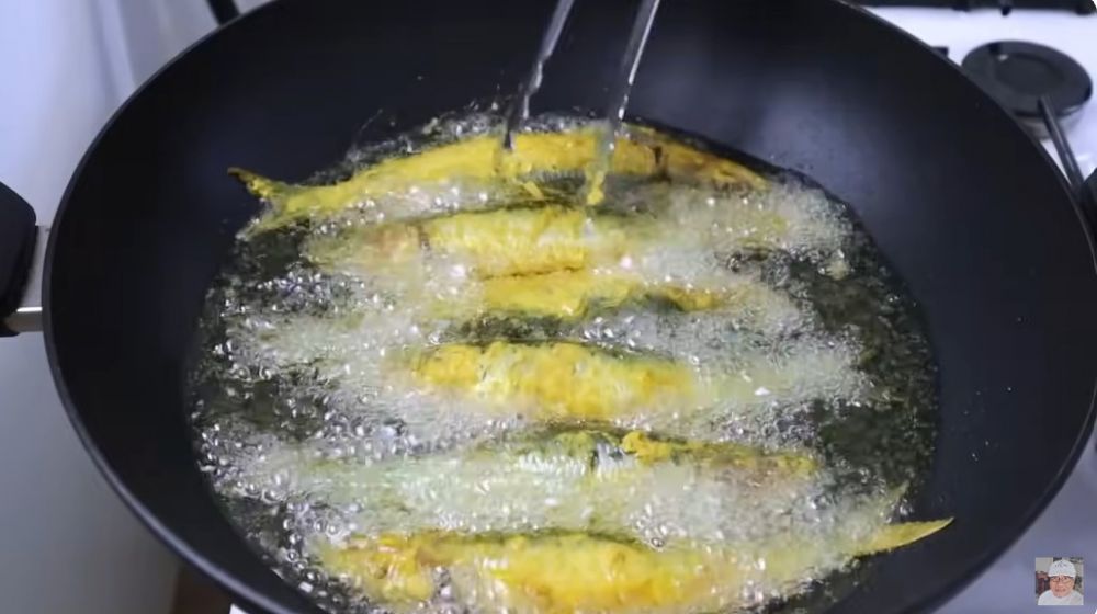 Tanpa cuka, ini trik menggoreng ikan agar lebih renyah dan minyak tak meletup pakai 1 bahan dapur