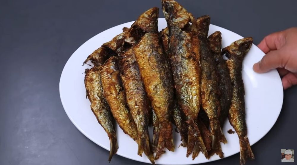Tanpa cuka, ini trik menggoreng ikan agar lebih renyah dan minyak tak meletup pakai 1 bahan dapur