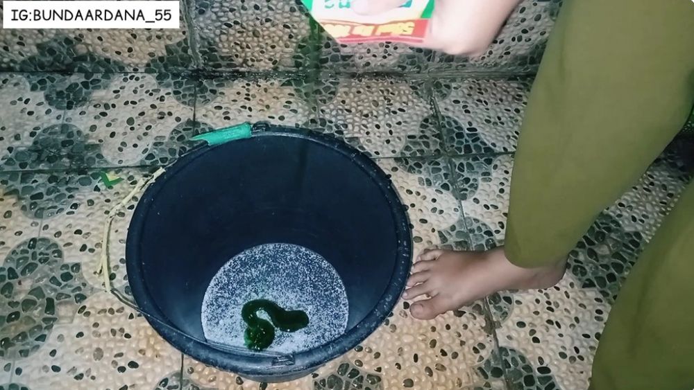Tanpa direndam semalaman, ini cara cuci kain pel kumal agar kembali putih pakai tambahan 1 bahan dapur
