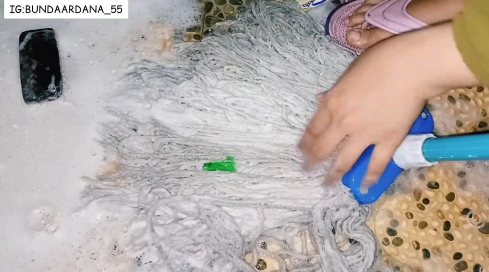 Tanpa direndam semalaman, ini cara cuci kain pel kumal agar kembali putih pakai tambahan 1 bahan dapur