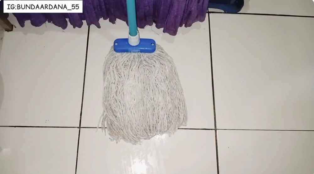 Tanpa direndam semalaman, ini cara cuci kain pel kumal agar kembali putih pakai tambahan 1 bahan dapur