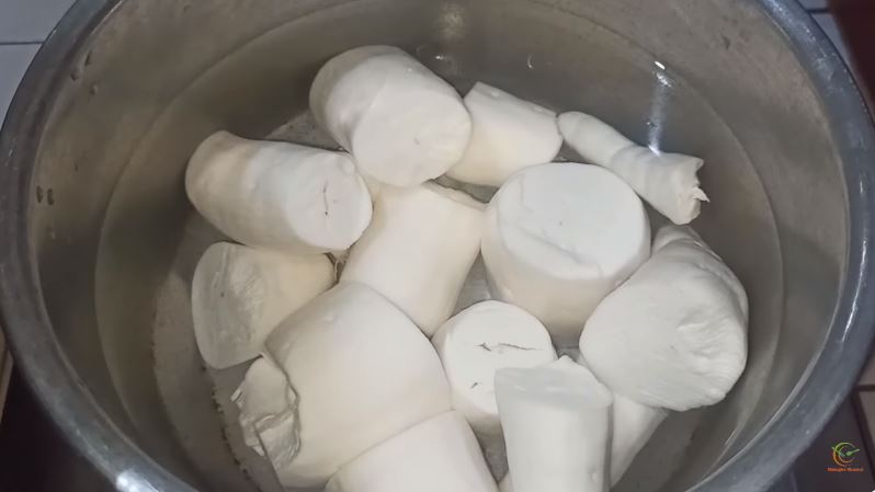 Cara goreng singkong agar renyah dan mekar sempurna, tanpa perlu direndam air es maupun dikukus