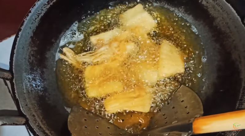 Cara goreng singkong agar renyah dan mekar sempurna, tanpa perlu direndam air es maupun dikukus