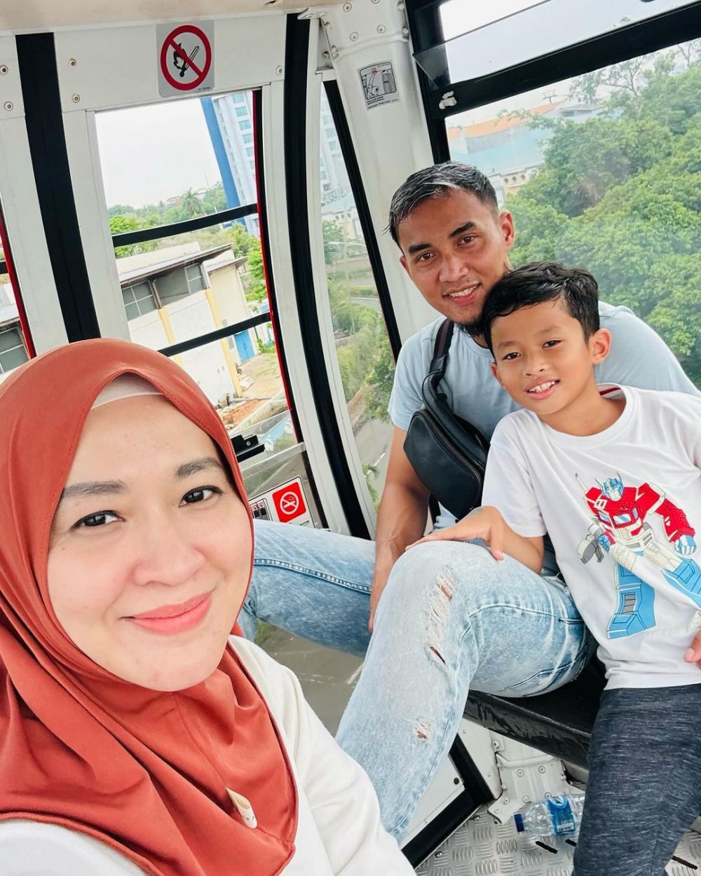 momen okie agustina liburan bareng mantan suami © instagram