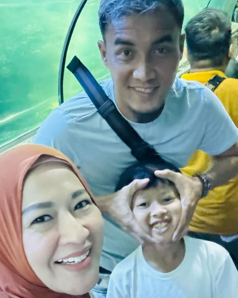 momen okie agustina liburan bareng mantan suami © instagram