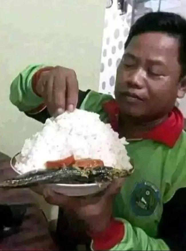 bapak-bapak makan porsi besar berbagai sumber bapak-bapak makan porsi besar berbagai sumber