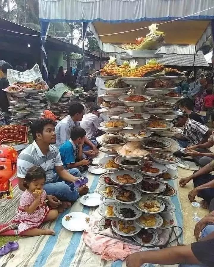 bapak-bapak makan porsi besar berbagai sumber