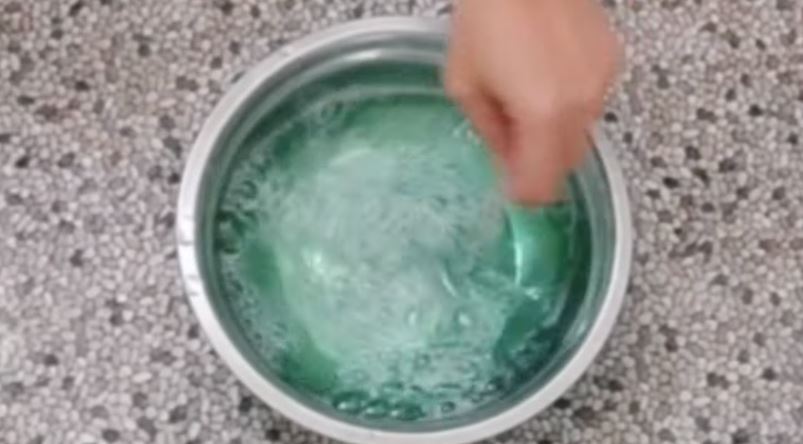 Tanpa bahan pemutih, ini trik cuci bantal dekil dan berjamur agar bersih maksimal pakai 1 bahan dapur