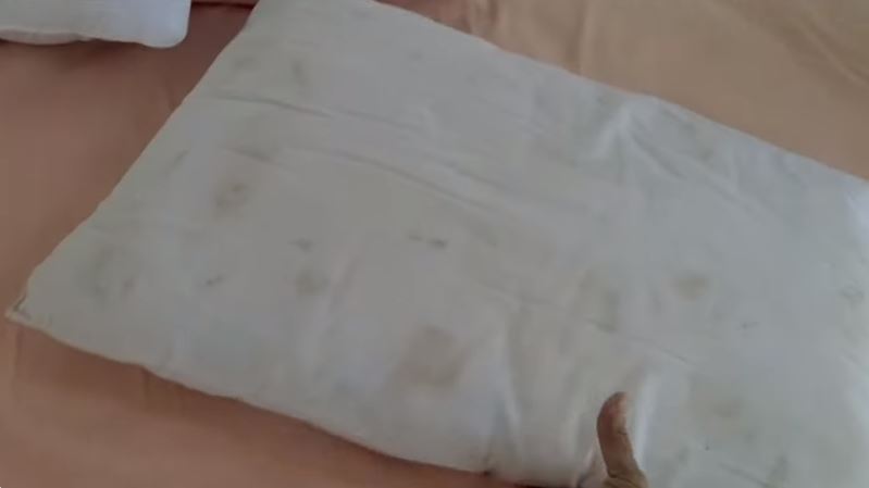 Tanpa bahan pemutih, ini trik cuci bantal dekil dan berjamur agar bersih maksimal pakai 1 bahan dapur
