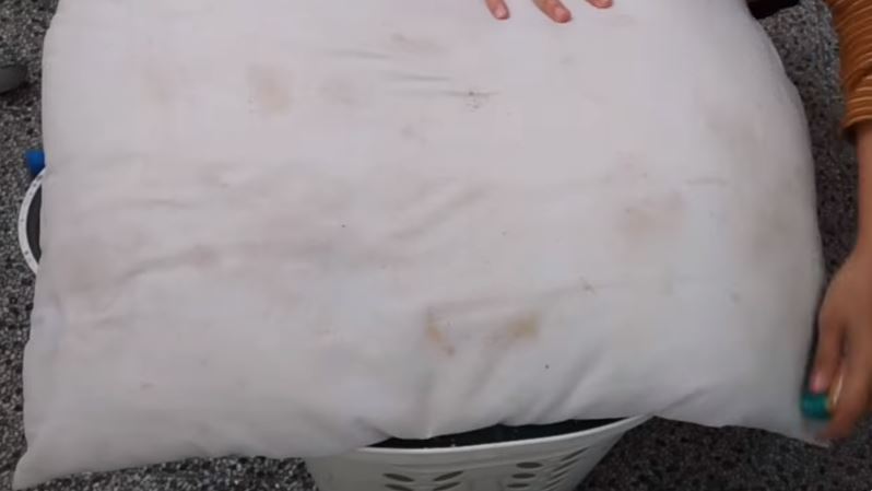 Tanpa bahan pemutih, ini trik cuci bantal dekil dan berjamur agar bersih maksimal pakai 1 bahan dapur