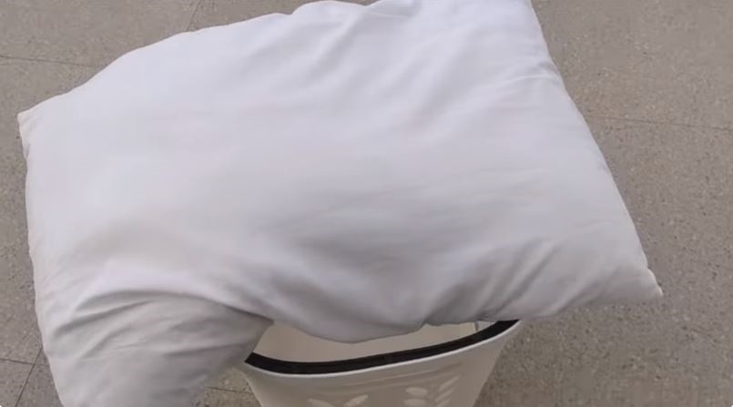 Tanpa bahan pemutih, ini trik cuci bantal dekil dan berjamur agar bersih maksimal pakai 1 bahan dapur