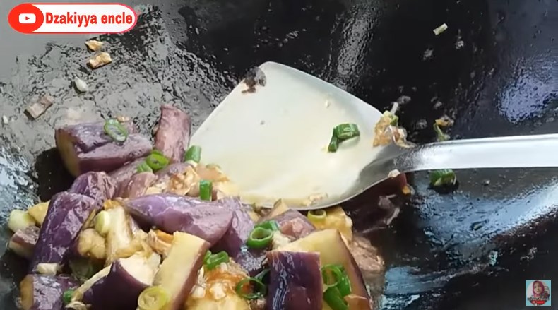 Tanpa direbus bersama garam dulu, ini trik bikin oseng terong agar empuk dan warnanya tetap ungu cerah