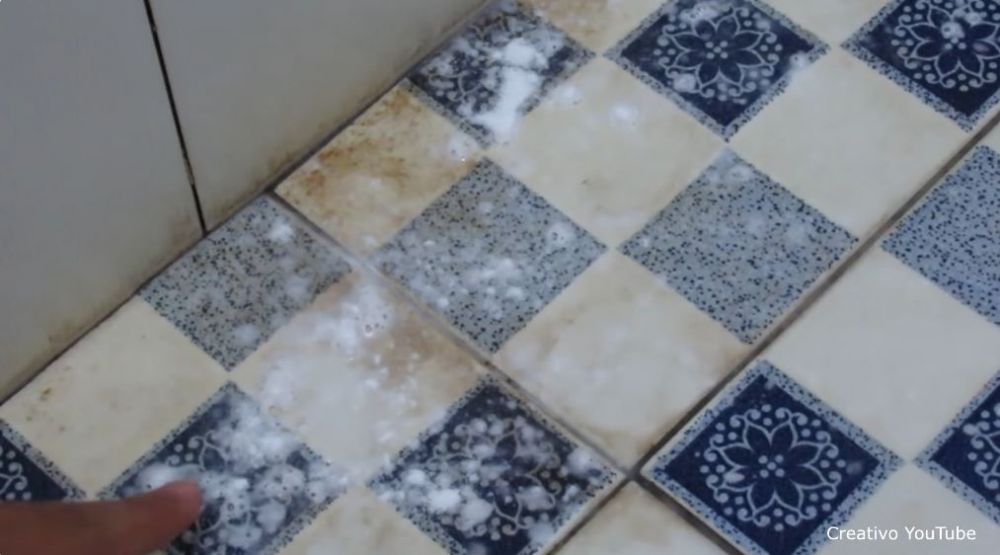 Tanpa sitrun atau sabun, ini trik cepat bersihkan kerak di lantai kamar mandi pakai 1 bahan dapur