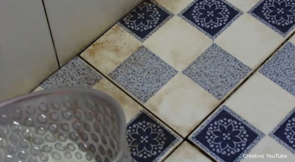 Tanpa sitrun atau sabun, ini trik cepat bersihkan kerak di lantai kamar mandi pakai 1 bahan dapur