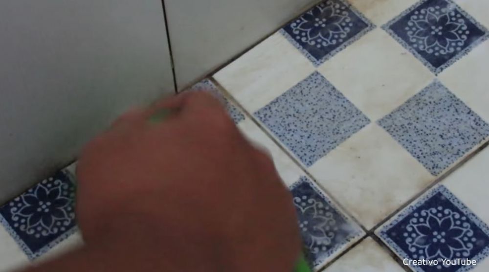 Tanpa sitrun atau sabun, ini trik cepat bersihkan kerak di lantai kamar mandi pakai 1 bahan dapur