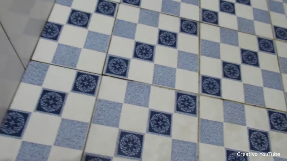 Tanpa sitrun atau sabun, ini trik cepat bersihkan kerak di lantai kamar mandi pakai 1 bahan dapur