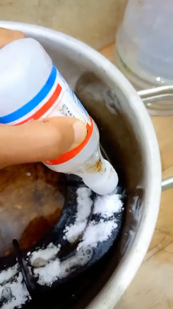 Cuma modal Rp5.000, ini cara bersihkan kerak gosong tungku kompor agar kinclong pakai 2 bahan dapur