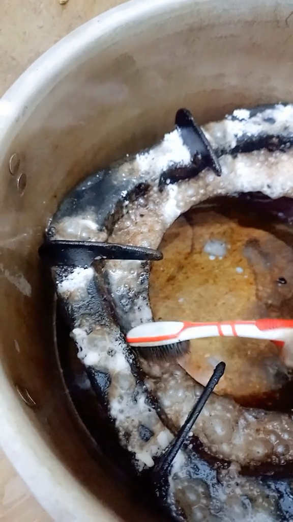 Cuma modal Rp5.000, ini cara bersihkan kerak gosong tungku kompor agar kinclong pakai 2 bahan dapur